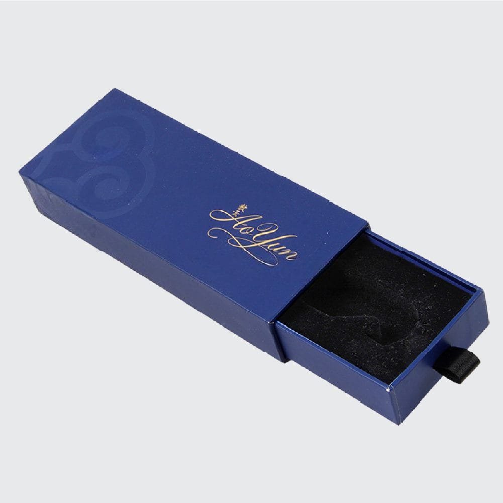 Fonksiyonel çekmeceli mukavva kutular, eşyalarınızı düzenlerken estetik bir görünüm sunar. Çeşitli boyut ve renk seçenekleri ile her zevke hitap eder.