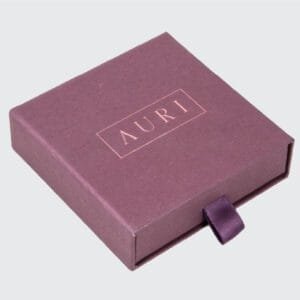 Kreatif tasarımlar ve şık sunumlarla Çekmeceli Mukavva Kutu. Welcomepak ve kurumsal hediye kutuları için ideal seçim. Dayanıklı ve estetik çözümler.