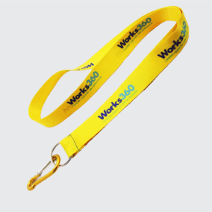 Dağ Kanca Aksesuarlı Saten Yaka İpi, işlevselliği ve zarafeti bir araya getiriyor. Dayanıklı yapısıyla uzun ömürlü kullanım sunarken, şık tasarımıyla fark yaratır. Profesyonel ve kurumsal ortamlarda mükemmel bir tercih olan bu yaka ipi, kaliteli ve estetik bir çözüm arayanlar için idealdir. Sipariş verin, farkı hissedin!