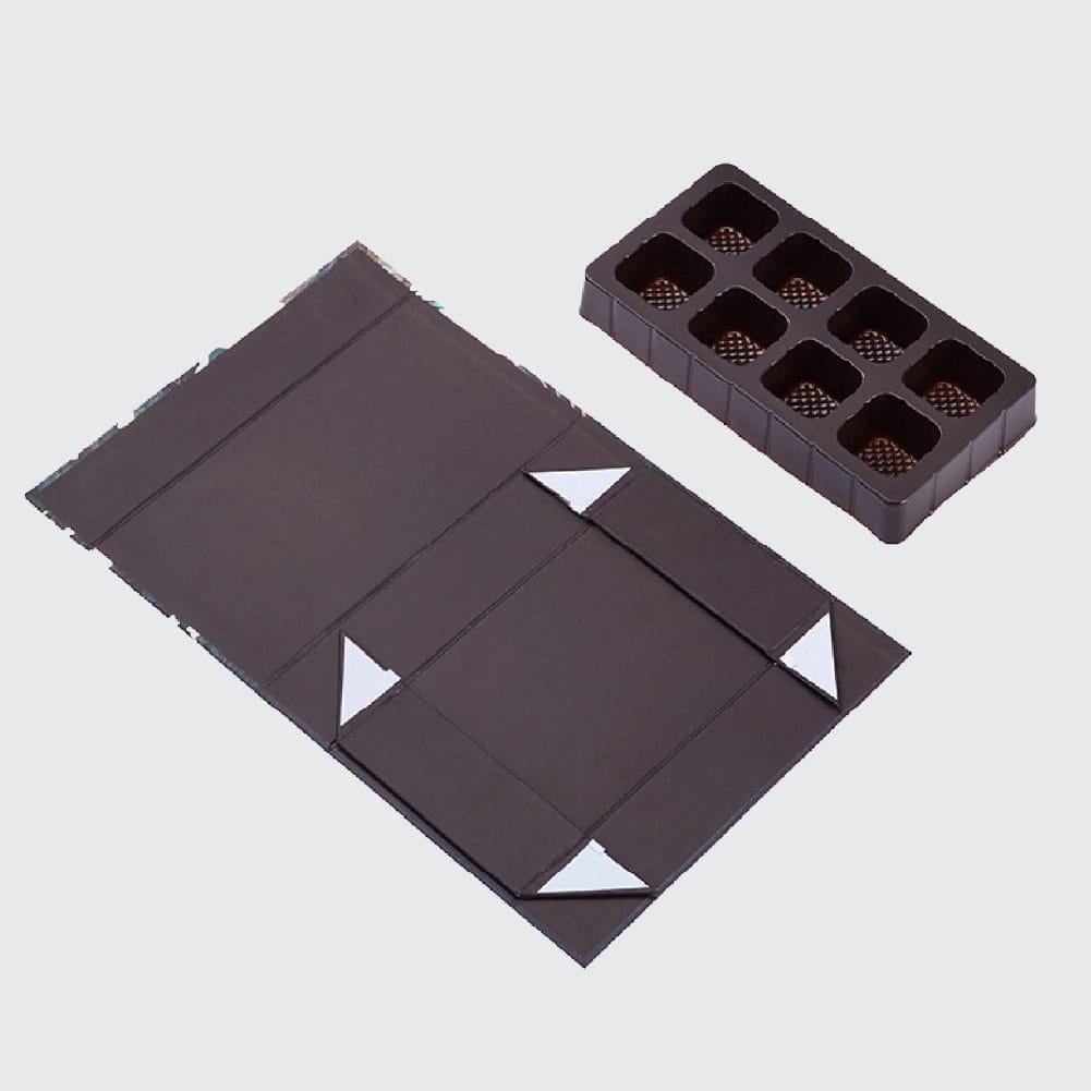 Katlanabilir flat mukavva kutu, şık ve minimal tasarımıyla hediye ve kit kutularında pratik çözümler sunar. Az yer kaplayan yapısı ile depolamadan tasarruf ederken, prestijli kurumsal hediyelerinizi sunun.