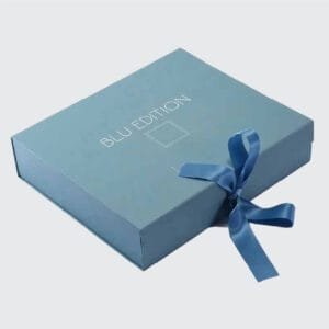 Katlanabilir flat mukavva kutu, minimal ve şık tasarımıyla hediye ve kit kutularında pratik çözümler sunar. Az yer kaplayan yapısı ile depolamadan tasarruf edin, prestijli kurumsal hediyelerinizi sunun.