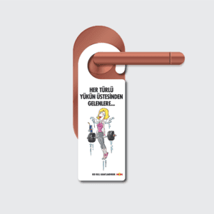 Baskılı kapı askısı, otel misafirleri, etkinlik konaklamaları gibi durumlarda misafirlerin rahatsız etmeyin, odayı temizleyin gibi işaret bırakmasını sağlar. Fakat bunun dışında etkinlik odaklı marka ve firmaların bu kapı askılıklarını özelleştirerek ürün reklamlarını yapmasına da olanak verir.