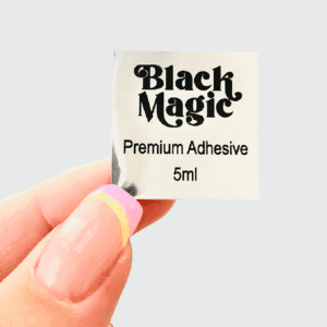 Gümüş renk metalik folyo etiket ile ürünlerinize zarif ve modern bir dokunuş katın. Dayanıklı yapısı sayesinde uzun süreli kullanım imkanı sunan etiketlerimiz, şıklığı ve kaliteyi bir araya getiriyor. Farklı boyut ve tasarım seçenekleriyle ihtiyaçlarınıza özel çözümler sunuyoruz. Hem iç hem de dış mekan kullanımı için ideal olan bu etiketler, markanızı ön plana çıkarmanın en estetik yoludur. Siz de hemen sipariş verin, etiketlerinizle fark yaratın!