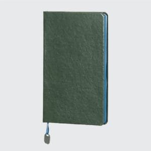 Adalar Model 13×21 cm Defter, şıklık ve işlevselliği bir arada sunarak kurumsal imajınızı güçlendirmek için ideal bir promosyon aracıdır. 70 gr ivory kağıt, termo PU sert kapak, renkli kenarlar ve metal toka gibi zarif detaylarla tasarlanan bu defter, global markalar tarafından tercih edilmektedir. Dijital ve gofre baskı seçenekleri ile markanızı özelleştirebilir, günlük kullanım ve kurumsal hediye olarak fark yaratabilirsiniz. Renk seçenekleriyle estetik bir dokunuş sunan bu ürün, her alanda prestijinizi artırır.