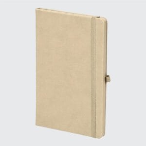 Beykoz Model 13×21 cm Defter, termo PU sert kapak ve 80 gr ivory krem kağıt ile şıklığı ve işlevselliği bir araya getiriyor. Çizgili 196 sayfalık tasarımı, esnek lastik kapama ve kalem tutucu ile pratik bir kullanım sunuyor. Dijital, serigraf, UV ve sıcak klişe baskı seçenekleri ile kişiselleştirilebilen bu defter, kurumsal etkinlikler ve promosyonlar için idealdir. Taba, siyah, lacivert gibi geniş renk seçenekleriyle öne çıkan Beykoz Model Defter, markanızın prestijini güçlendirecek mükemmel bir promosyon ürünüdür.