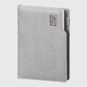 Başakşehir Model 17×24 cm Günlük Ajanda, kurumsal promosyonlar için ideal bir seçenektir. Termo PU sert kapak ile dayanıklı ve şık bir görünüm sunar. 70 gr ivory kağıttan üretilen iç sayfaları, logo ve slogan gibi tasarımlarla özelleştirilebilir. Dijital, serigraf, UV ve sıcak klişe baskı seçenekleriyle markanızı yansıtın. Renk uyumlu kalem modelleriyle kombinleyerek etkileyici bir promosyon ürünü oluşturabilirsiniz. Farklı renk ve desen seçenekleri ile özelleştirme imkanı sunan bu ajanda, kurumsal imajınızı güçlendirmek için mükemmel bir araçtır.