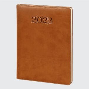 Bostancı Model 20×28 cm Günlük Ajanda, termo PU sert kapak ve 70 gr ivory kağıttan üretilmiş iç sayfaları ile şık ve işlevsel bir tasarım sunar. Dijital, serigraf, UV ve sıcak klişe baskı seçenekleriyle tamamen özelleştirilebilir. Ajandanın iç sayfalarına logo, slogan gibi detaylar eklenebilir. Renk uyumlu kalem modelleriyle kombinlenerek etkili bir promosyon aracı haline gelir. Kurumsal firmalar için marka imajını güçlendiren bu ajanda, iş dünyasında planlama ve organizasyon süreçlerine katkı sağlar.