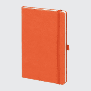 Cevizli Model 13×21 cm Defter, zarif tasarımı, termo PU sert kapağı ve 80 gr ivory krem kağıdı ile kurumsal müşteriler için ideal bir seçenektir. 224 sayfa kapasitesi ve arka kapak içi cep detayıyla hem şıklığı hem de fonksiyonelliği bir arada sunar. Neptün Global, bu defteri markalara özel baskı seçenekleriyle kişiselleştirerek promosyon ihtiyaçlarına uygun hale getiriyor. Taba ve turuncu renk seçenekleriyle sunulan Cevizli Model, hem günlük kullanım hem de promosyon hediyesi olarak tercih edilen mükemmel bir üründür.