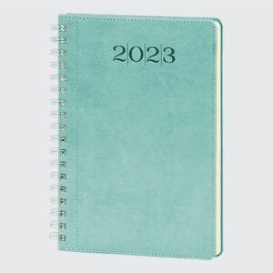 Darıca Model 20×28 cm Haftalık Ajanda, termo PU sert kapak ve 90 gr ivory kağıt ile hem dayanıklılık hem de şıklık sunar. Serigraf, UV, dijital ve sıcak klişe baskı seçenekleri ile tamamen özelleştirilebilir. Logo ve slogan gibi tasarımlar iç sayfalara eklenebilir. Renk seçenekleri ve uyumlu kalem kombinasyonlarıyla markanızı profesyonelce yansıtmak için mükemmel bir promosyon aracıdır. Hem iş dünyasında hem de günlük kullanımda fark yaratmak isteyenler için ideal olan bu ajanda, markanızın imajını güçlendirmeye yardımcı olur.