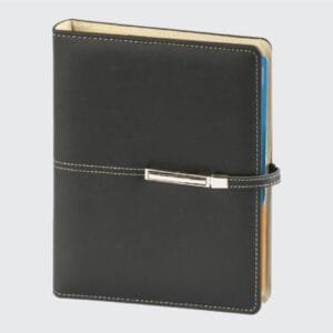 Didim Model 18×23 cm Mekanizmalı Ajanda, kurumsal promosyonlar için şıklığı ve işlevselliği bir arada sunan mükemmel bir tercihtir. Suni deri kapaklı bu ajanda, dijital, serigraf, UV ve sıcak klişe baskı teknikleri ile tamamen özelleştirilebilir. İç sayfaları 70 gr ivory kağıttan üretilmiş olup, istenilen logo veya slogan ile kişiselleştirilebilir. Renk uyumlu kalem modelleriyle kombin edilebilen bu ajanda, firmaların profesyonel görünümünü güçlendiren etkili bir promosyon ürünüdür. Termo deri kapak, 352 sayfa ve hesap makinesi içeriğiyle hem iş hayatında hem de günlük kullanımda fark yaratır.