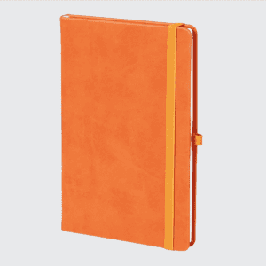 Eskihisar Model 13×21 cm Defter, kurumsal promosyonlar için mükemmel bir tercihtir. Termo deri kapak ve 70 gr ivory iç sayfalarla zarif bir tasarıma sahiptir. Gofre ve dijital baskı seçenekleri ile kişiselleştirilebilir. Esnek lastik, kalem tutucu gibi pratik detaylar içerir. Füme, lacivert, siyah gibi geniş renk seçenekleri mevcuttur. Taba ve kahverengi defterler 80 gr, 196 sayfadır. Şirketinizin promosyon ihtiyaçlarını bu şık defter modeli ile karşılayabilirsiniz.