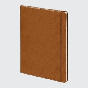 Güngören Sade Model 19,5×25 cm Defter, termo PU sert kapak, 90 gr ivory krem kağıt ve esnek lastik detayı ile hem dayanıklı hem de estetik bir tasarım sunar. Neptün Global olarak, bu promosyon defterini serigraf, dijital, sıcak klişe ve UV baskı seçenekleriyle markanız için kişiselleştirme imkanı sunuyoruz. Geometrik desenli kapak ve kareli sayfalarıyla işlevsel bir kullanım sağlar. Turkuaz yeşil, turkuaz mavi ve taba renk seçenekleriyle, kurumsal kimliğinizi en iyi şekilde yansıtır.