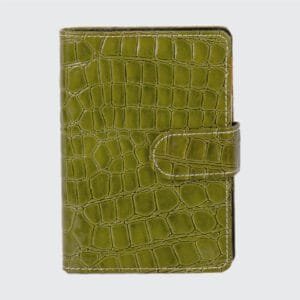 Köyceğiz Model 10,5×14,5 cm Mekanizmalı Cep Defter kurumsal promosyonlar için ideal bir seçenektir. Suni deri kapak ve özelleştirilebilir baskı seçenekleriyle markanızı en iyi şekilde yansıtır. 70 gr ivory kağıt kullanılan iç sayfalar, logo ve slogan eklenerek tamamen kişiselleştirilebilir. Organizer, renk uyumlu kalemlerle kombin edilerek şık bir promosyon hediyesi olarak sunulabilir. Hem günlük kullanımda hem de iş hayatında fark yaratmak isteyenler için mükemmel bir tercihtir. Markanızın görünürlüğünü artırmak için bu kaliteli ve işlevsel ürünü tercih edin.