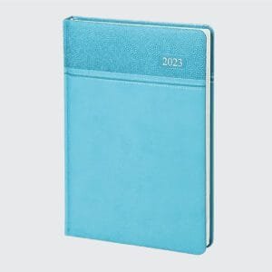 Kuzguncuk Model 17×24 cm Günlük Ajanda, termo PU sert kapak ve 70 gr ivory kağıt ile üretilmiştir. Dijital, Serigraf, UV ve Sıcak Klişe baskı seçenekleriyle tamamen özelleştirilebilir. Ajandanın iç sayfalarına logo ve slogan gibi tasarımlar eklenebilir. Farklı renk ve desen seçenekleriyle sunulan ajanda, renk uyumlu kalemlerle kombine edilerek etkili bir promosyon ürünü haline getirilebilir. Firmalar için profesyonel görünüm sağlayan bu ajanda, hem iş hayatında hem de günlük kullanımda mükemmel bir tercih sunar.