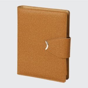 Manavgat Model 18x23 cm Mekanizmalı Ajanda, termo deri kapak ve özelleştirilebilir baskı seçenekleriyle şık bir kurumsal promosyon ürünüdür. 70 gr ivory kağıt, lazer ve gofre baskı ile donatılan ajanda, logo ve slogan gibi detaylarla kişiselleştirilebilir. Farklı renk seçenekleri ve metal toka ile tasarlanan bu ajanda, hem iş hayatında hem de günlük kullanımda fark yaratmak isteyenler için idealdir. Kaliteli malzemesi ve dikkat çeken tasarımı ile markanızı öne çıkarın.