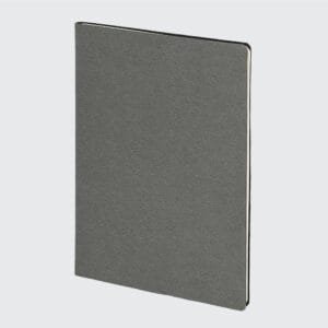 Şişli Model 17×24 cm Promosyon Defter, termo PU yumuşak kapak ve 80 gr ivory krem kağıt ile hem şıklık hem de dayanıklılık sunuyor. 224 sayfa çizgili tasarımıyla konforlu bir yazma deneyimi sağlayan bu defter, dijital ve gofre baskı seçenekleriyle markanıza özel olarak kişiselleştirilebilir. Gri, füme, turkuaz, lacivert, kırmızı, taba, siyah ve turuncu renk seçenekleriyle kurumsal imajınızı güçlendirin. Şişli Model 17×24 cm, promosyon defter arayışındaki global markalar için mükemmel bir çözüm sunuyor.