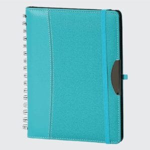 Ümraniye Model 16.5×22 cm Günlük Ajanda, termo PU sert kapak ve 70 gr ivory kağıttan üretilmiş iç sayfalarıyla, kurumsal promosyonlar için ideal bir üründür. Dijital, serigraf, UV ve sıcak klişe baskı teknikleriyle tamamen markanıza özel hale getirilebilir. Kapak ve iç sayfaları üzerinde logo ve slogan tasarımlarıyla özelleştirme yapılabilir. Renk uyumlu kalem seçenekleri ile kombine edilerek, firmanızın profesyonel imajını güçlendiren etkili bir promosyon hediyesi olarak sunulabilir.