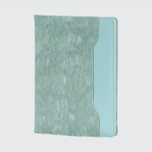 Üsküp Model 15×21,5 cm Defter, termo deri PU sert kapak, 80 gr krem iç sayfalar ve gofre, dijital, serigraf baskı seçenekleriyle markanıza özel tasarım imkanı sunar. Kurumsal etkinlikler ve promosyon kampanyaları için ideal olan bu defter, prestij ve uzun ömürlü şıklık arayanlar için mükemmel bir tercihtir. Renk seçenekleriyle global markaların da gözdesi olan Üsküp Model Defter ile iş dünyasında kalıcı izler bırakın.