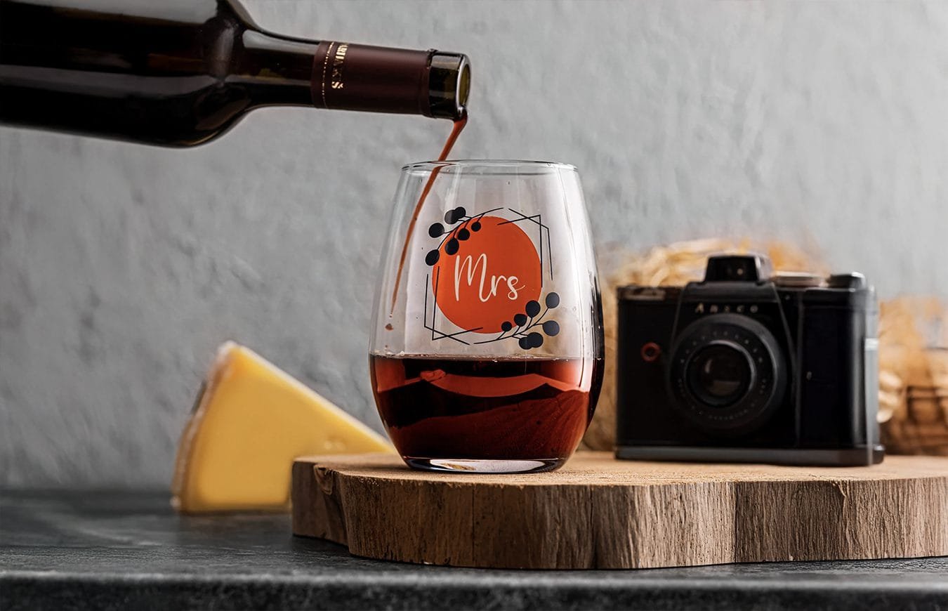 Özelleştirilmiş Cam Bardak: Markanızı Yansıtan Eşsiz Kurumsal Hediyeler